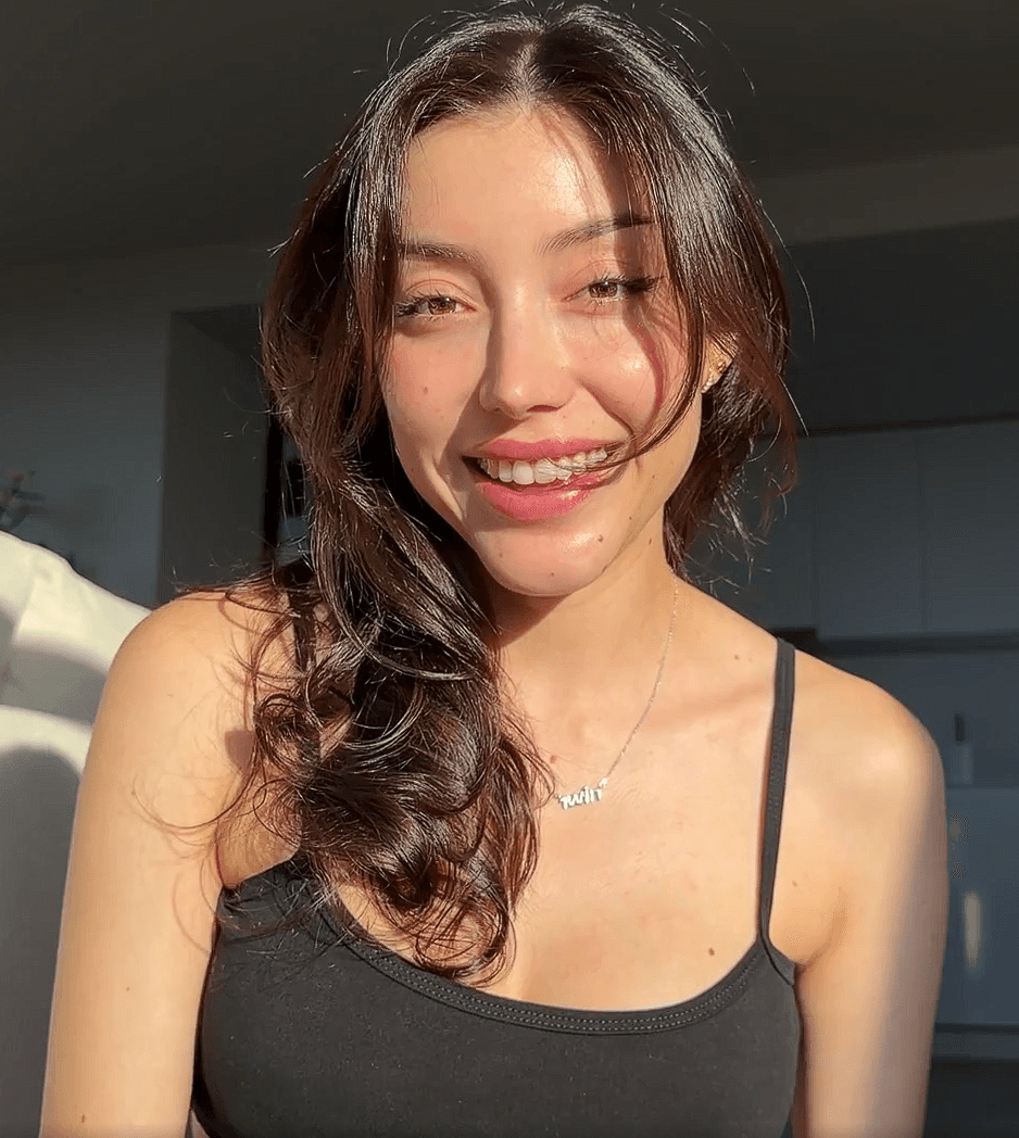 sexy girlfriend in ripped leggings sucking dick and getting fucked to squirt