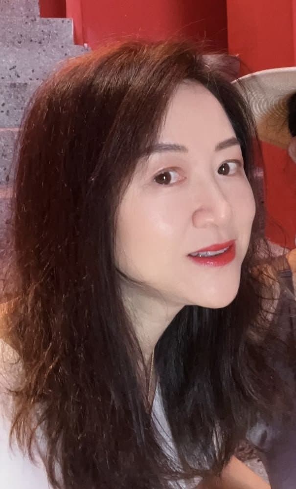 Asian businesswoman loves BBC