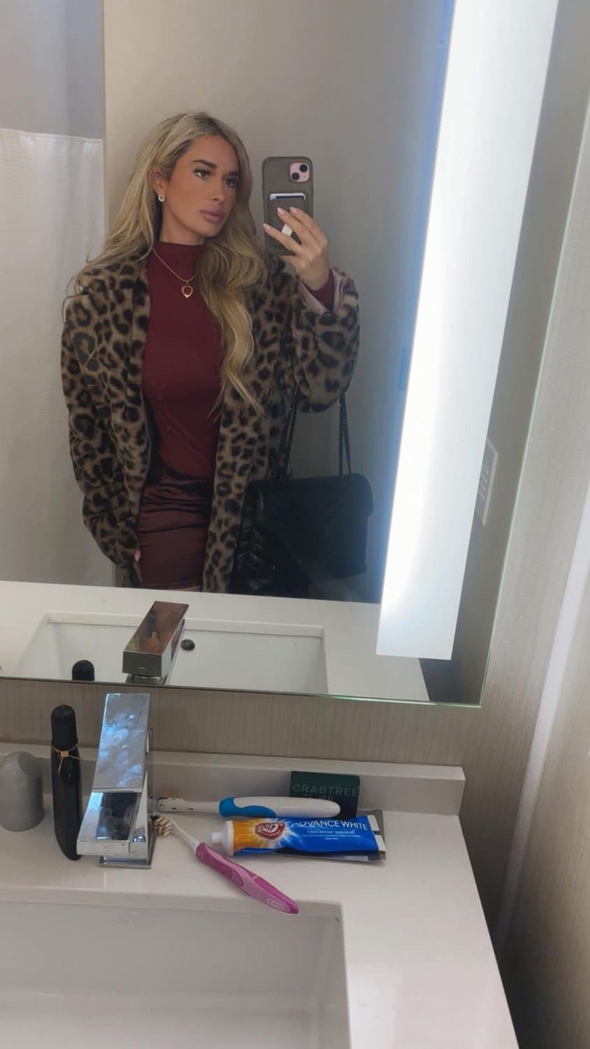 Sexy blonde Snapchat MILF Charley Watson