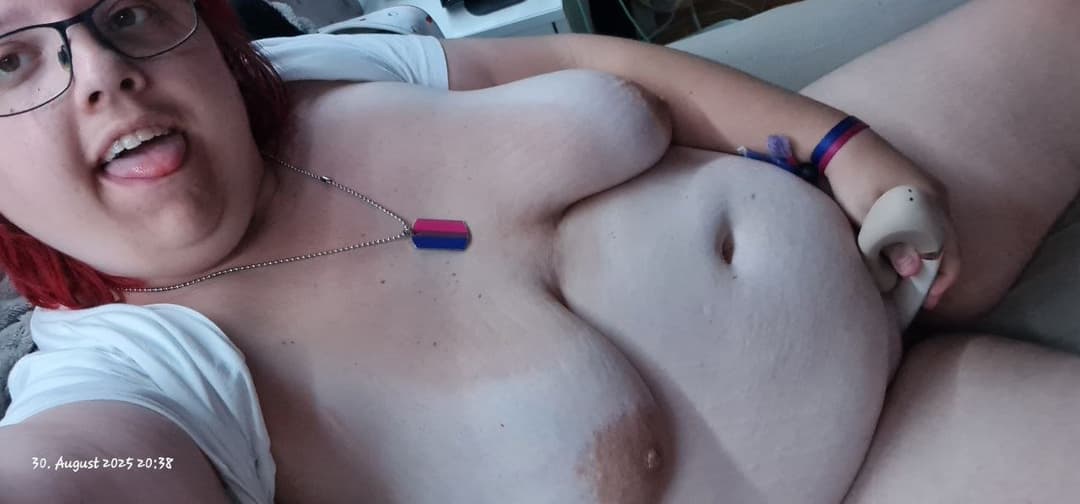 Anna-Maria Lindel fickt und bläst Dildo und Vibrator bis sie einen richtigen Schwanz abkriegt