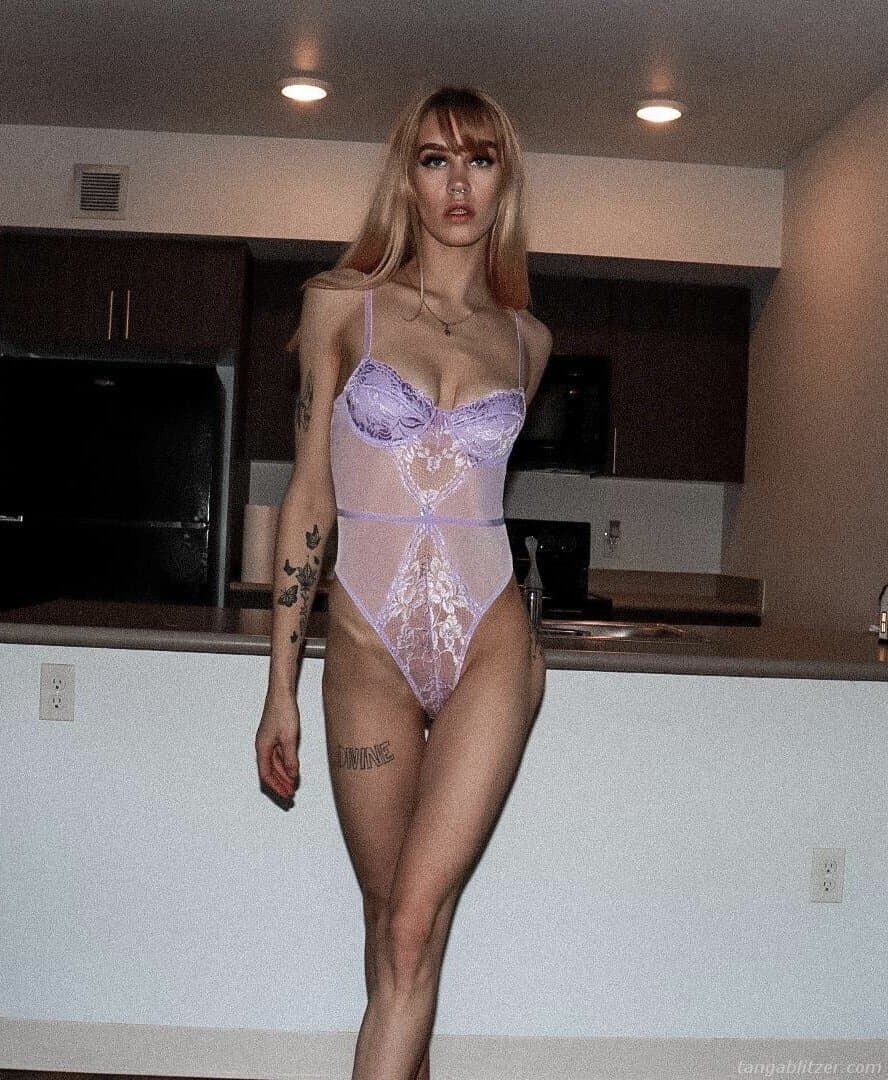 Some sexy amateurs in sexy string bodysuits ???