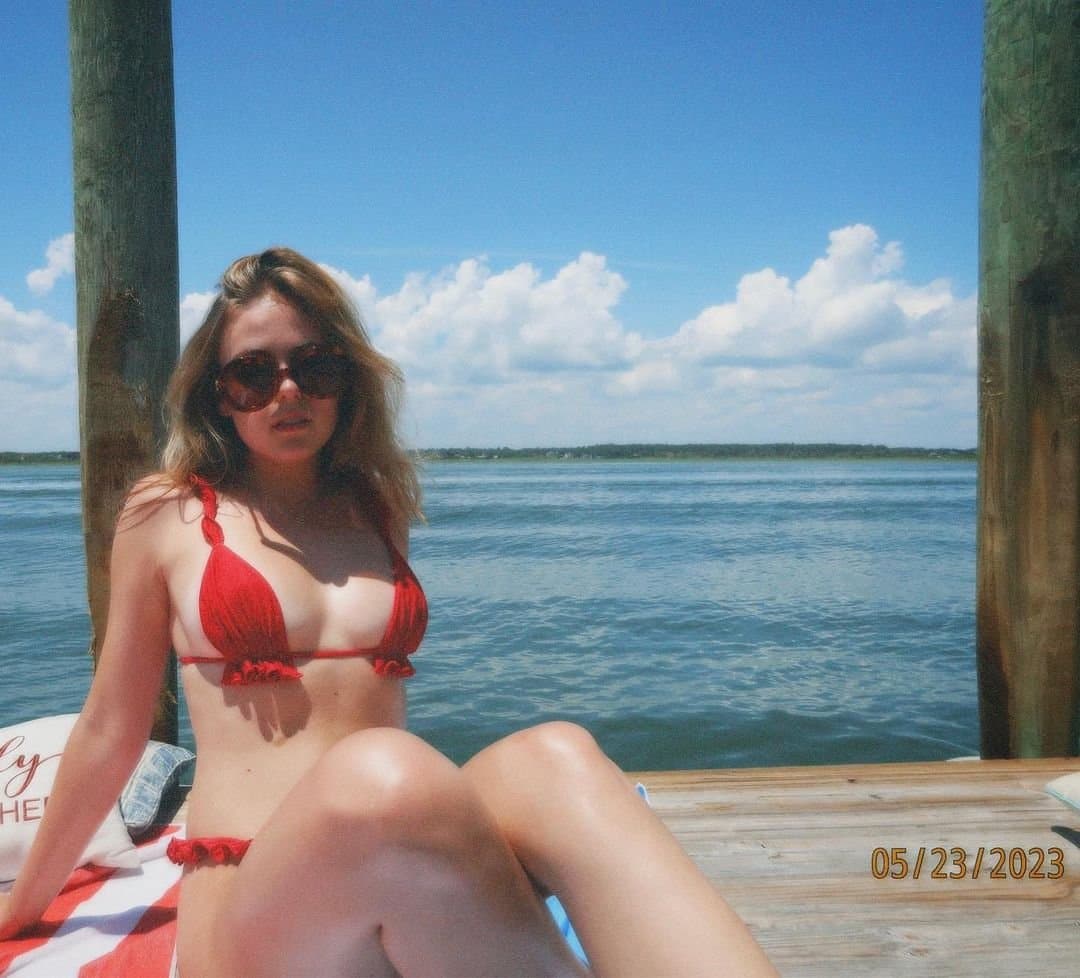 Click to view full size College slut Alessia, including ass creepshots. Kik for same