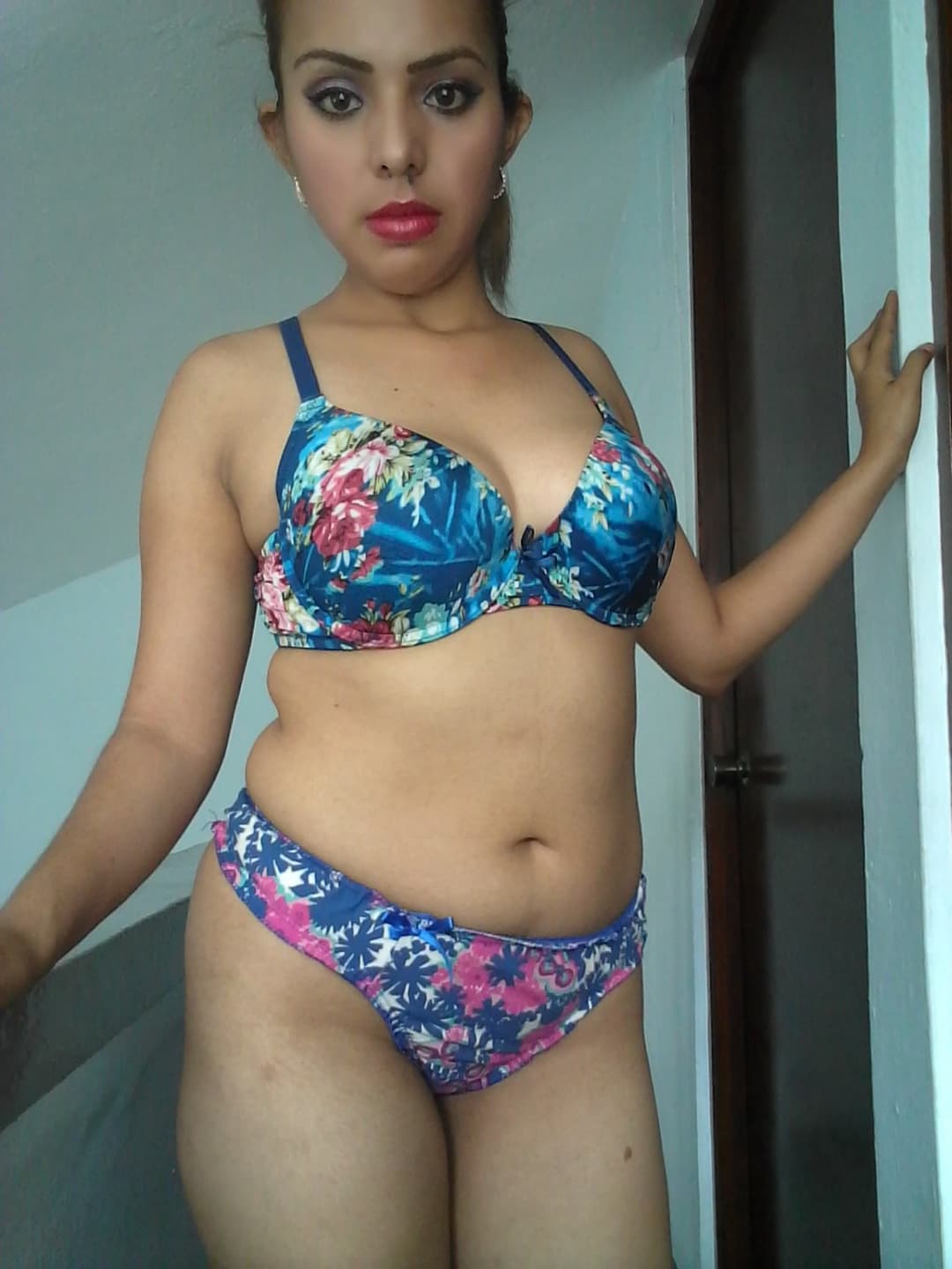 Carlita luciendo lenceria azul