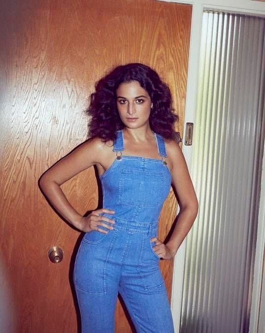 Dark Haired Jewish actress Jenny Slate has a great ass ets.  Nice tits, nice ass and a big nose