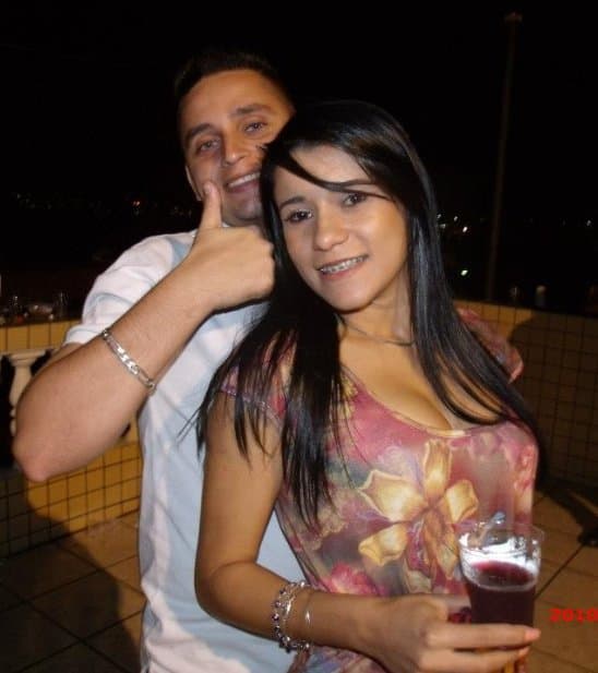 1 M de Views - Namorada dando somente o cu pro corno não desconfiar dela, amigos dele comendo o cu