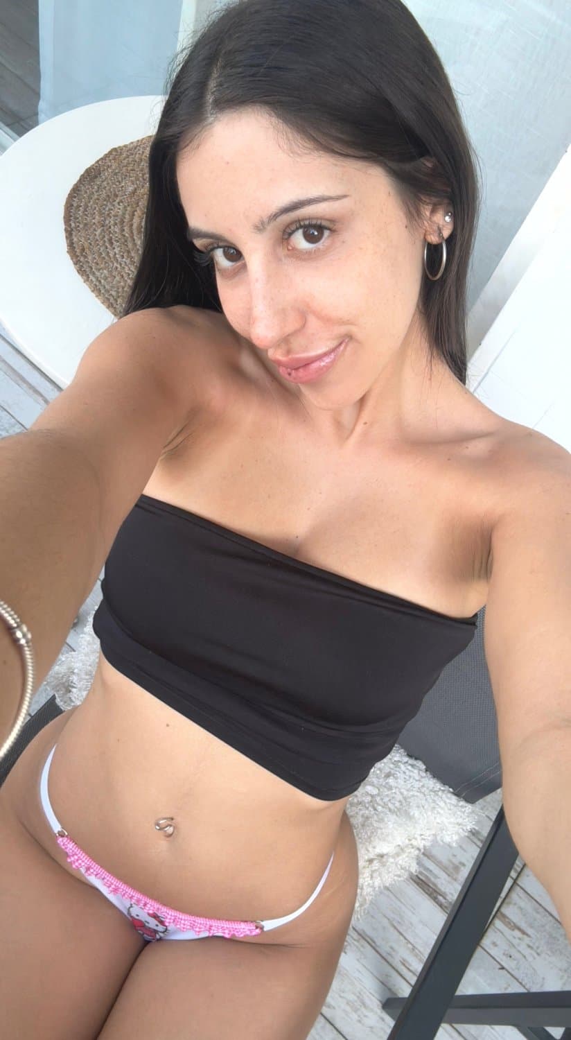 Peek a boob. Wanna cum and play