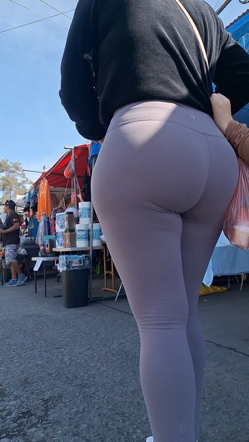 Morena en leggings tremendo culazo
