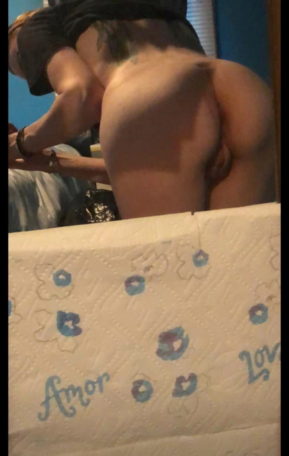 Anorexic Amanda F. and her bald bulging pussy on full display ?