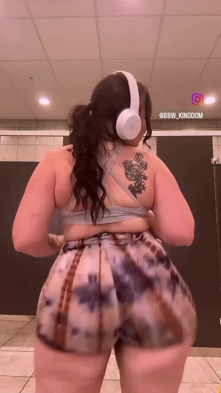Asian Gym BBW PAWG twerks her fat ass in a gym locker room. Try not to cum