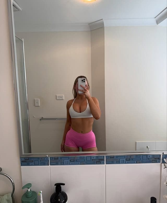 Sexy busty blonde teen Ashlyn