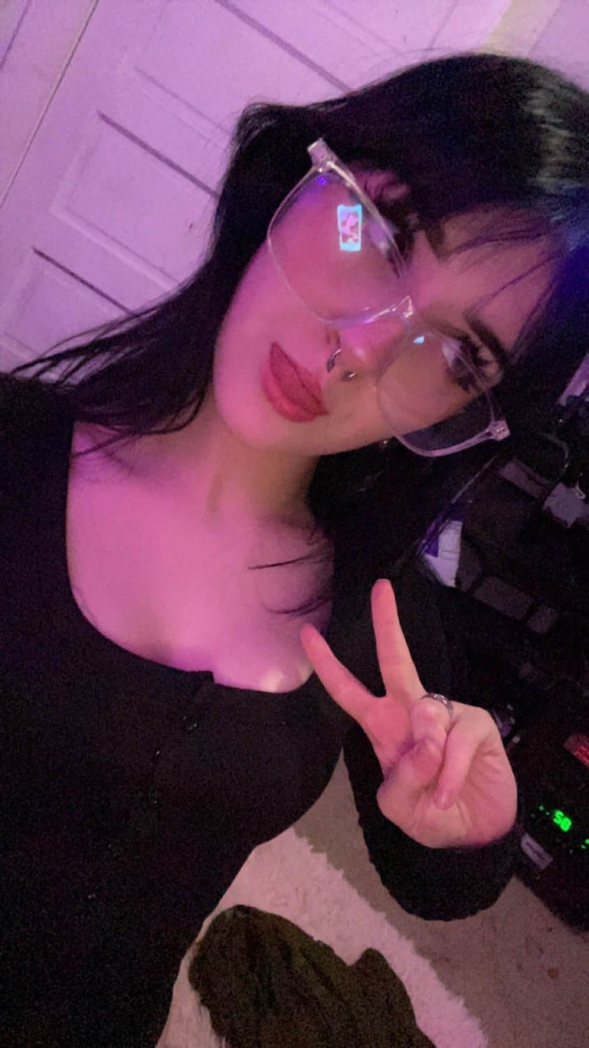 pretty bitch savanah posing for all the creeps to see