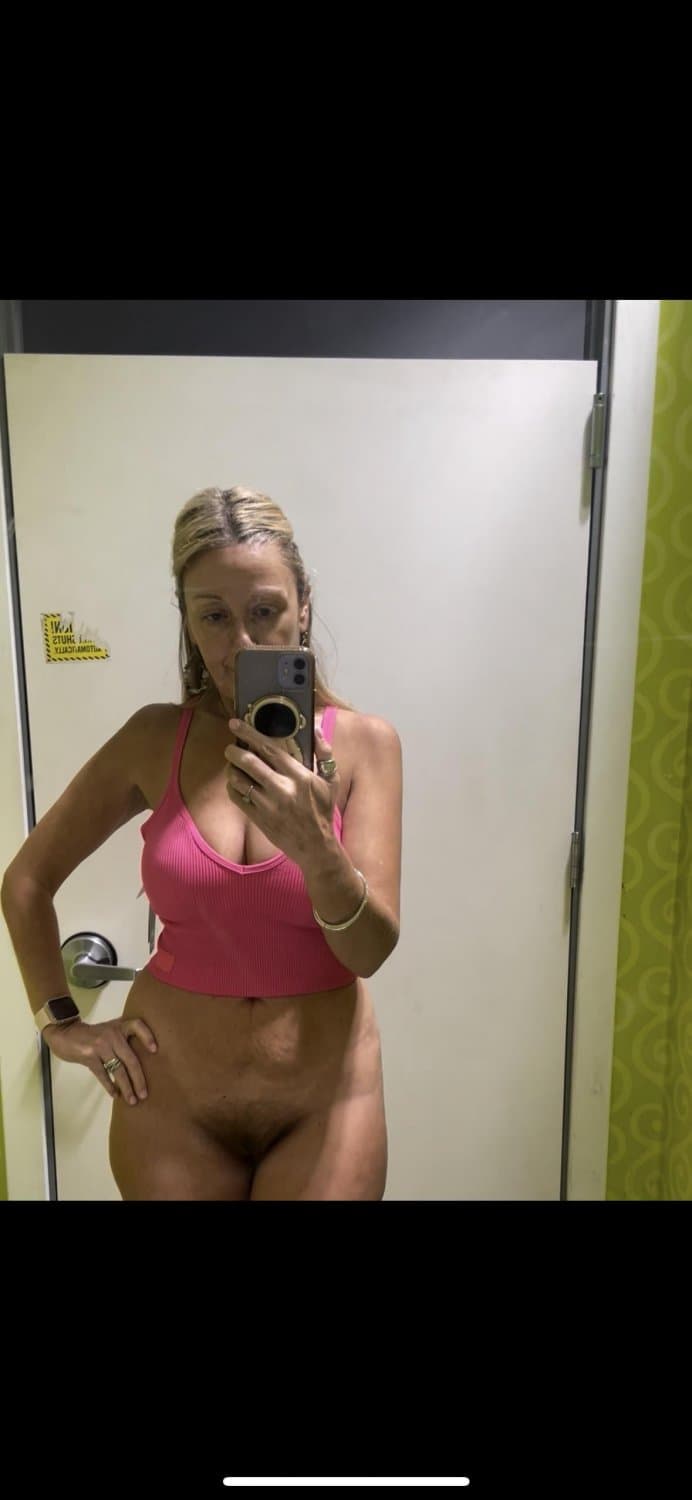 Big Tits & Ass On Curvy Slutty Mom