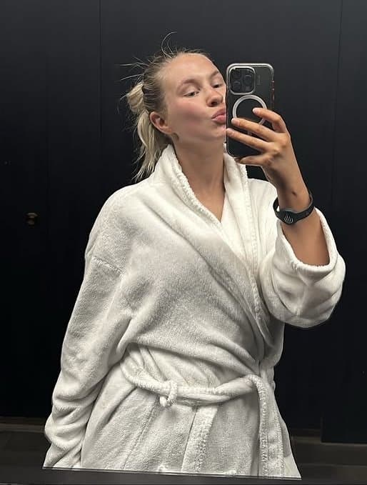 Collage girls clothed exosed