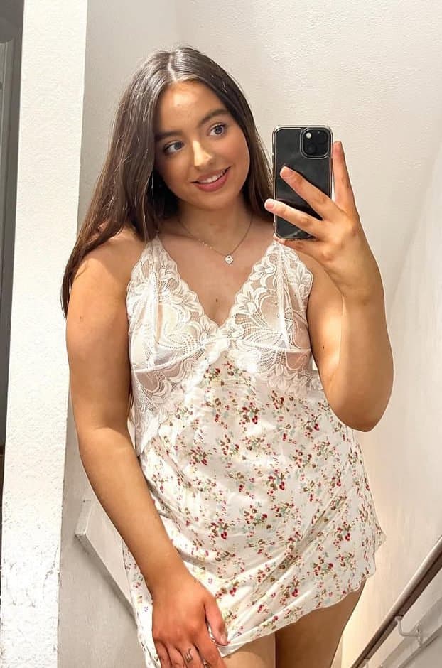 British influencer Rachel showing off her mum bod in lingerie and swimwear