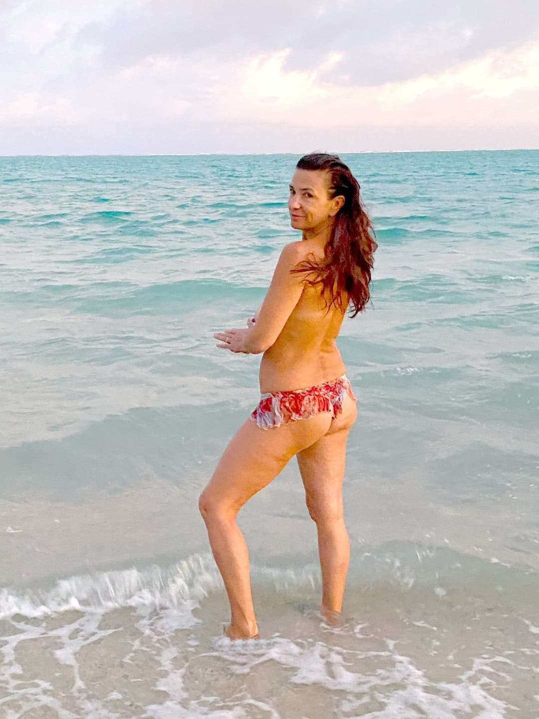 Laura, mature, hairy, from France, loves being naked at the beach