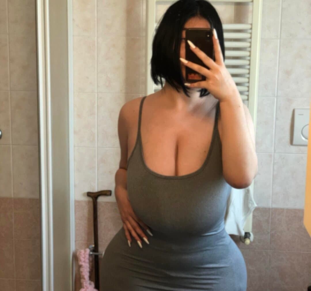 Click to view full size Putita de tetas gigantes y caídas, tiene las tetas más jugosas y lechosas que hay