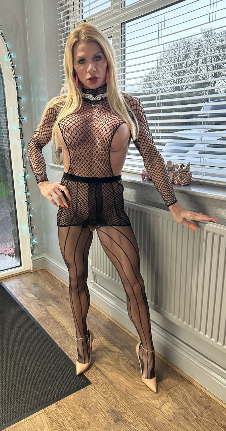 Fit Hotmilf with big meaty pussy and phat clit ??