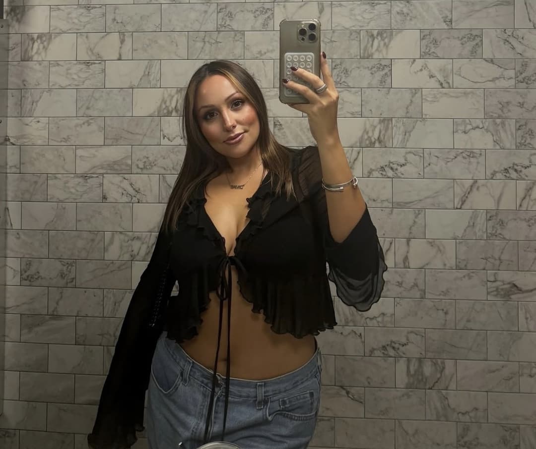 Alabama U grad Jessica “markets” her bare tits on camera so the internet can see them forever