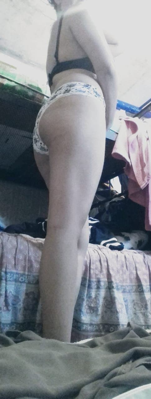 Janeri mostrándose en calzones y lencería