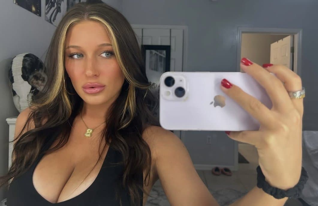 Smoking hot sorority bimbo babe is STACKED