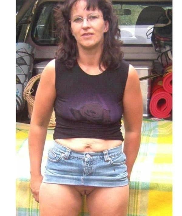 Kerstin ohne Slip unterm Rock (1)