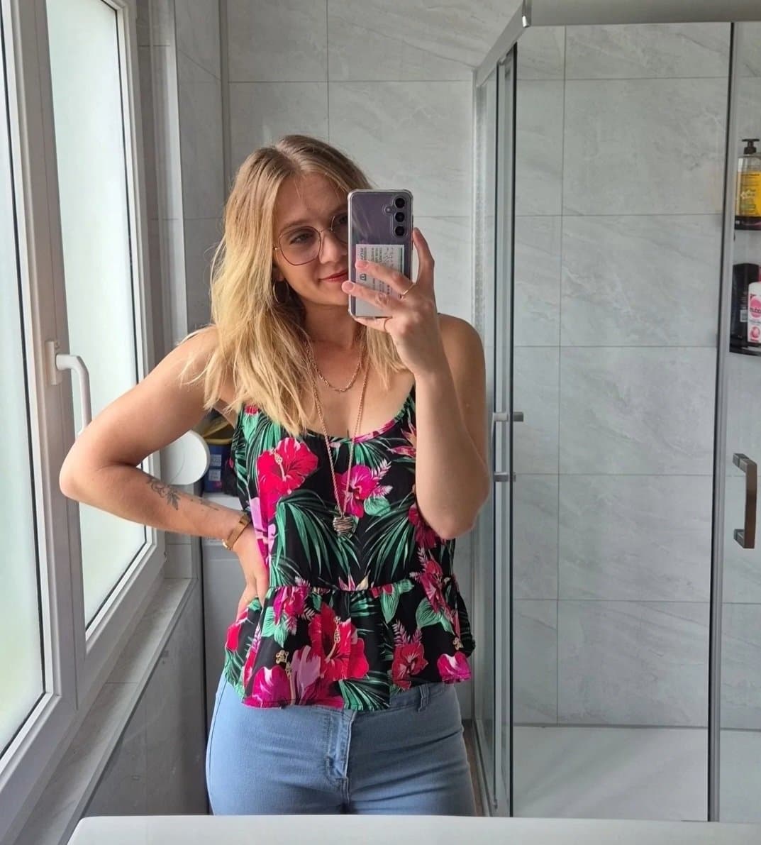 Skinny chienne française exposé