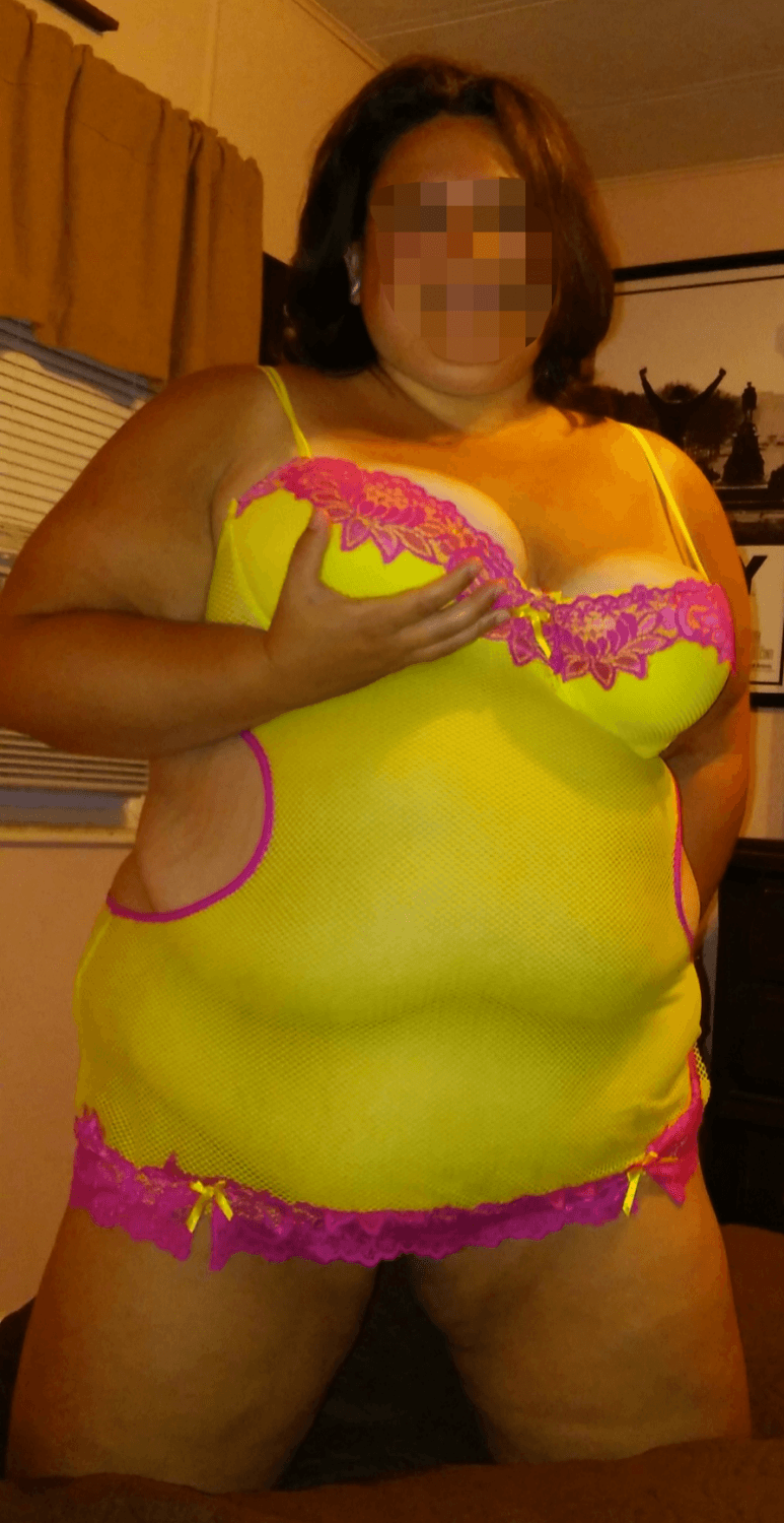 Click to view full size BBW wife sucks friends dick while husband works