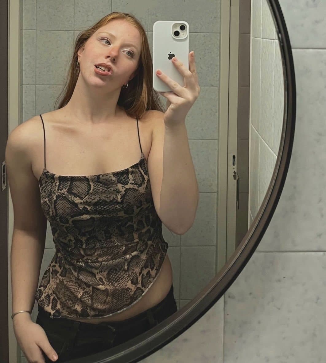 Vazou ruivinha da buceta rosinha uma delícia branquinha e gostosa videos vazados