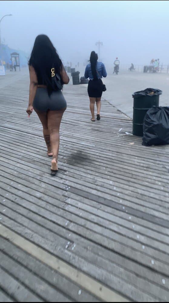 Click to view full size Big Ghetto Booty On The Boardwalk