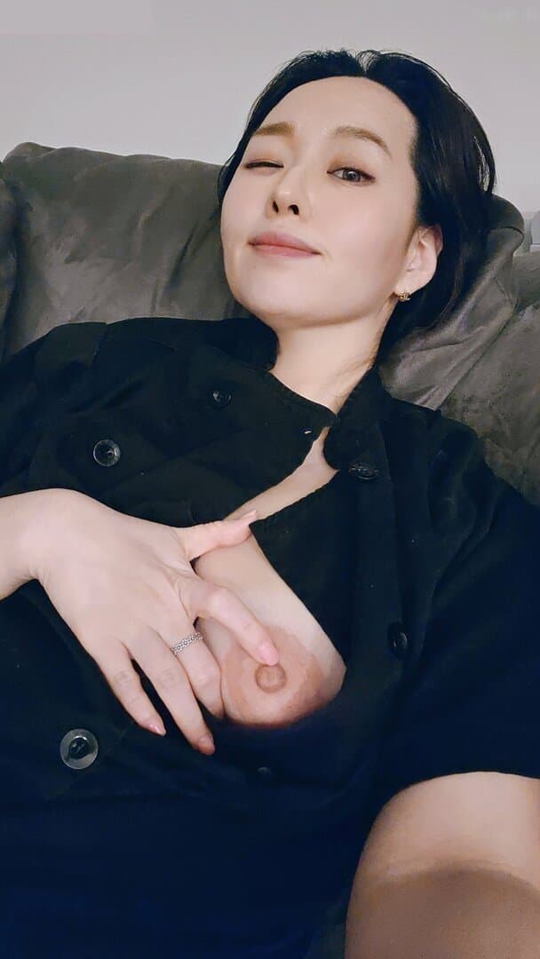 Hot Asian Married Influencer Masturbates Leaked