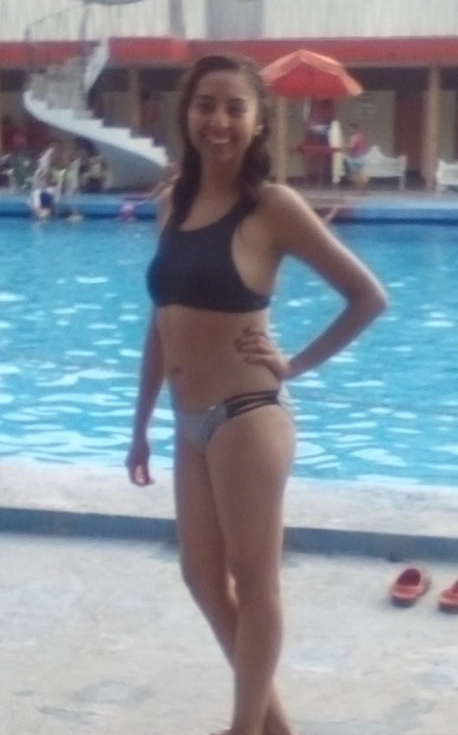 Janeri mostrándose en calzones y lencería