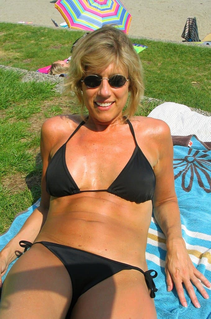 Gorgeous GILF Mary shows off her banging body
