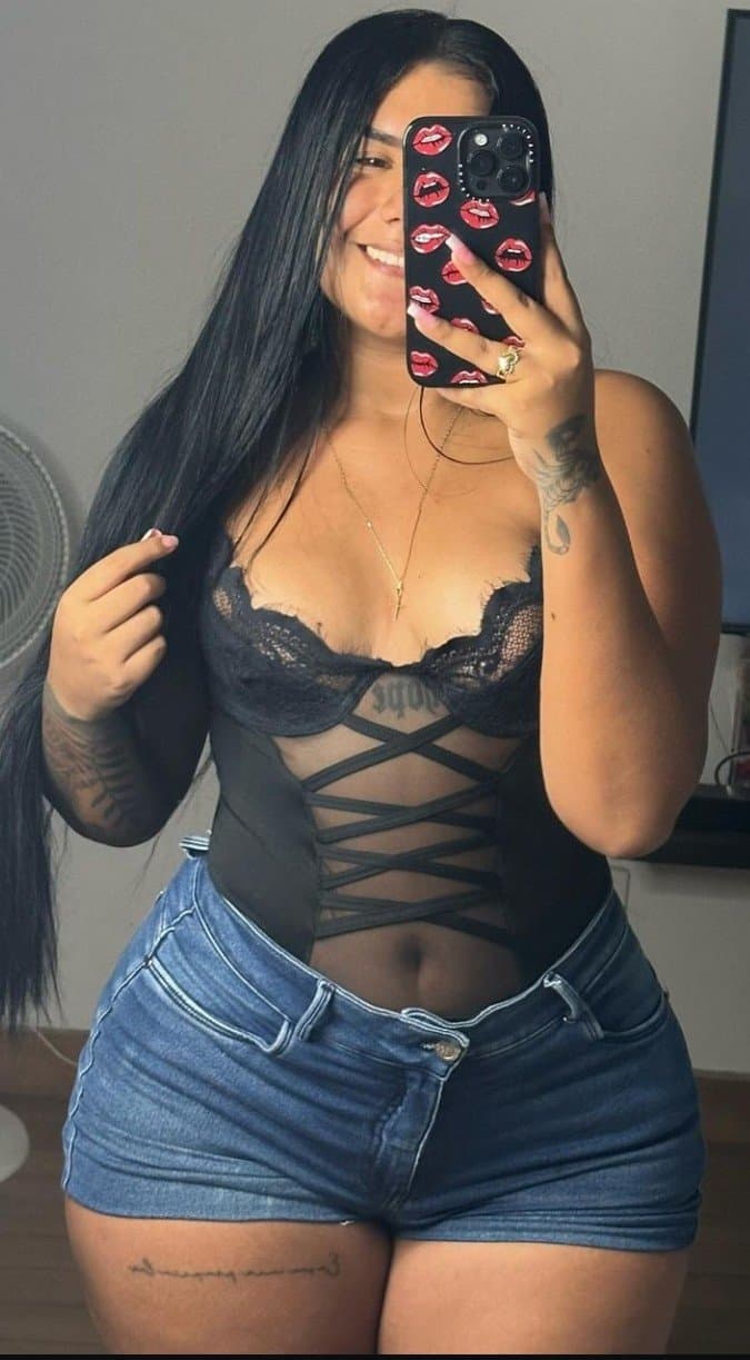 Click to view full size Sua gostosa! Td mundo vai se masturbar olhando sua bunda nesse site, que COXAS grossas e deliciosas