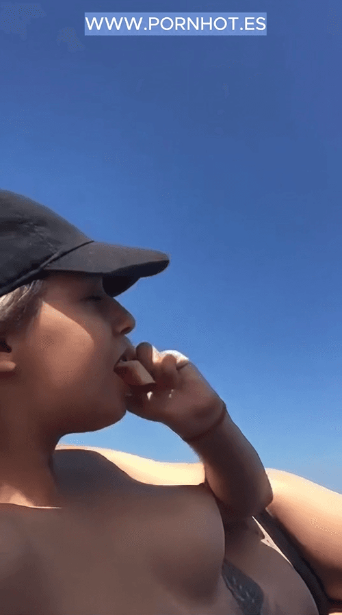 Click to view full size Parejita amateur en live de periscope en la playa nudista ?️