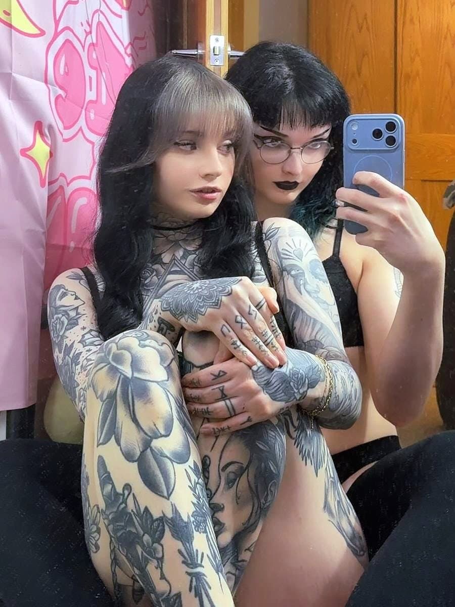 Gorgeous Inked goth tranny girl