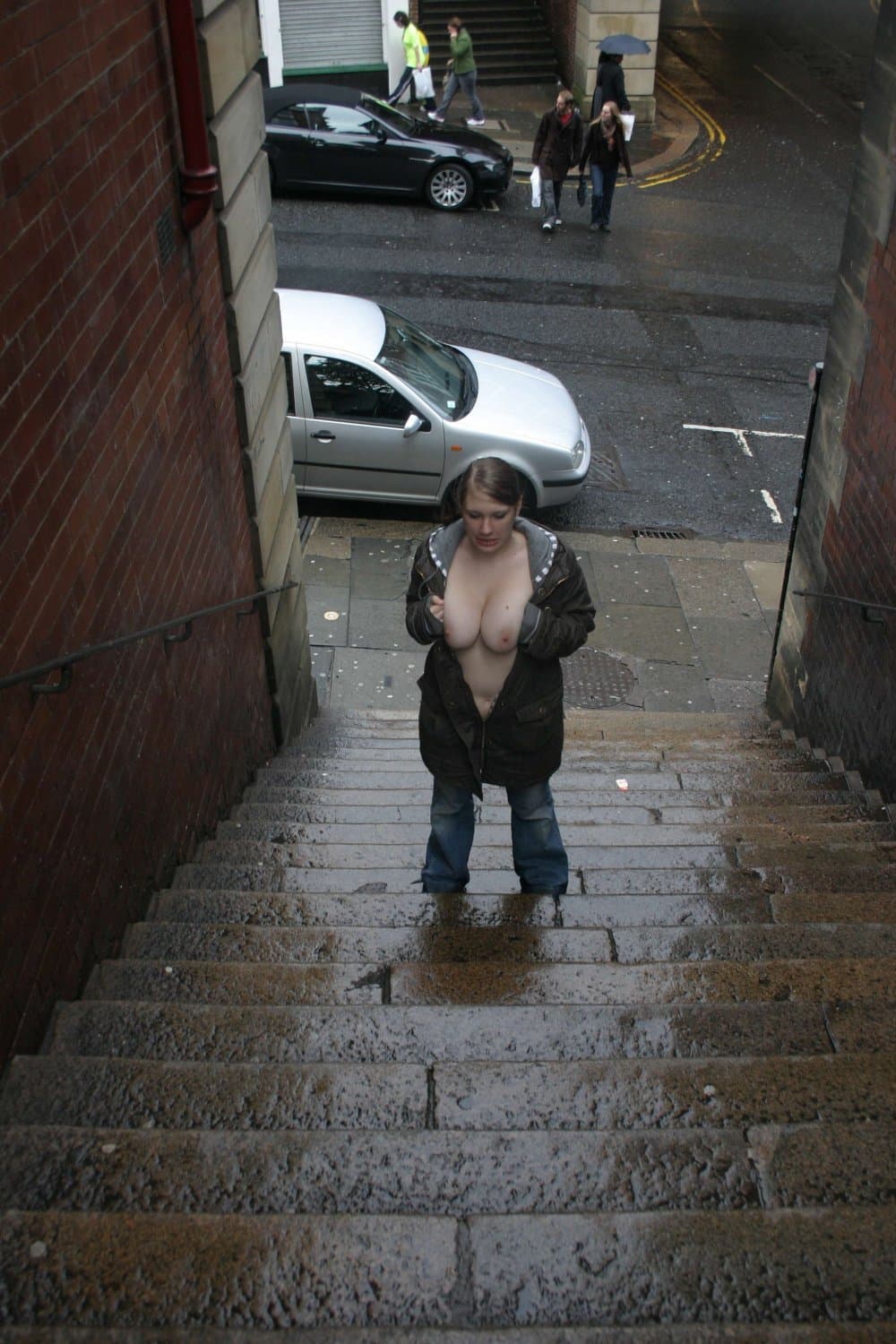 Amature in UK (001a): Baroness from Newcastle are naked outside