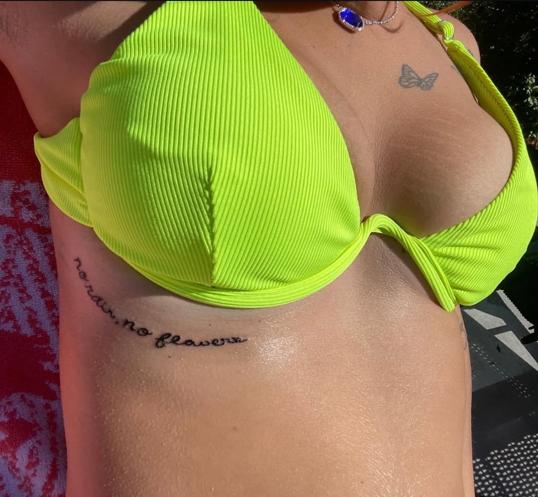 Click to view full size College Bikini Hottie Taylor(Lifeguard)