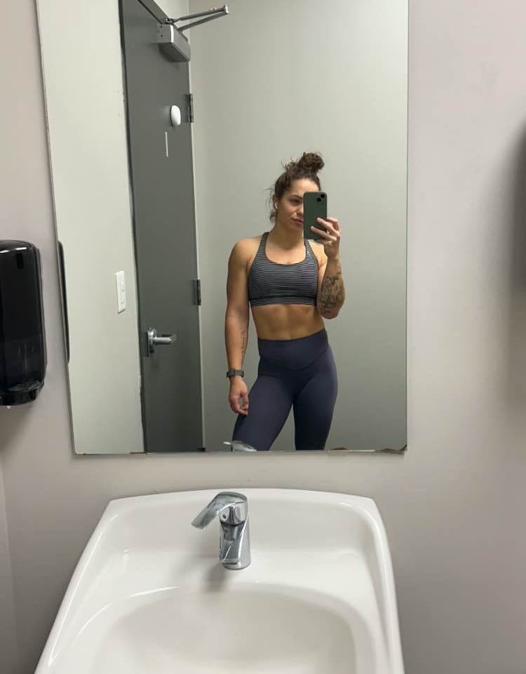 Sexy KIK slut shows off her fit body