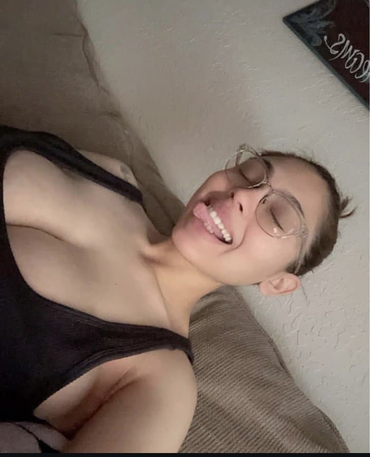 Salpicaría toda mi leche de ver como ya le cuelgan las enormes tetas a mi prima Sara