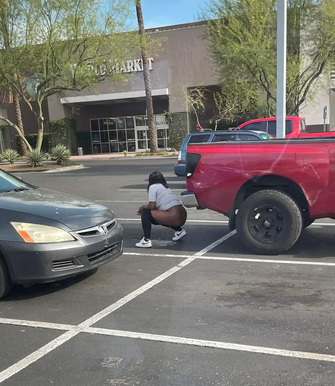 Random amateur women peeing 4