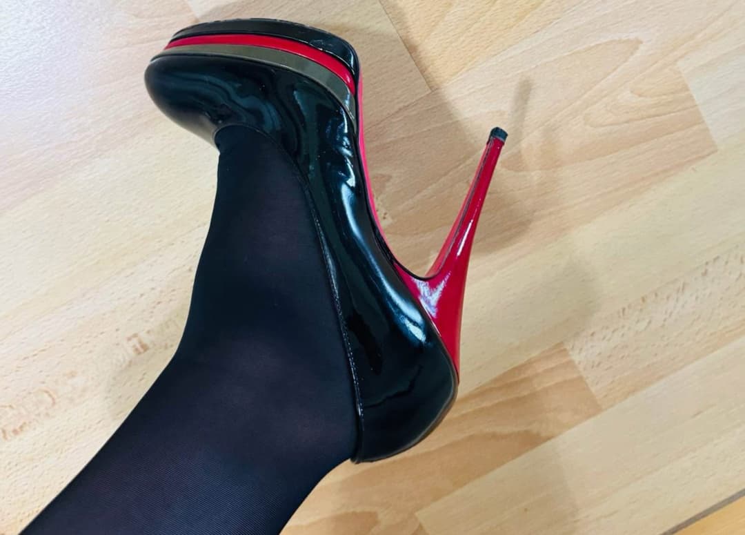 Black Nylon in sexy High Heels ??