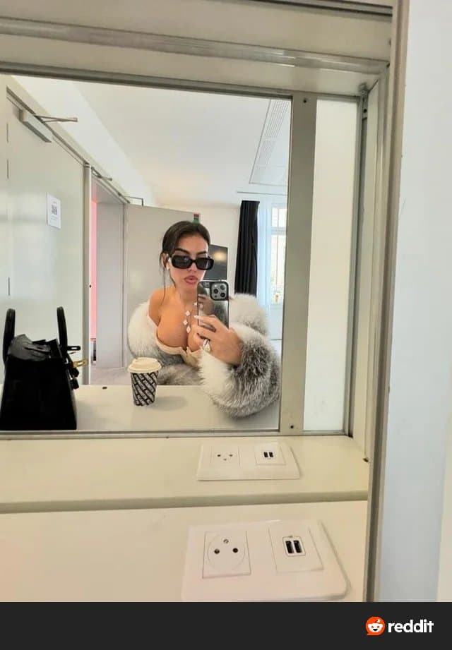 Georgina Rodríguez ( Papai Cris tá comendo muito bem) ?