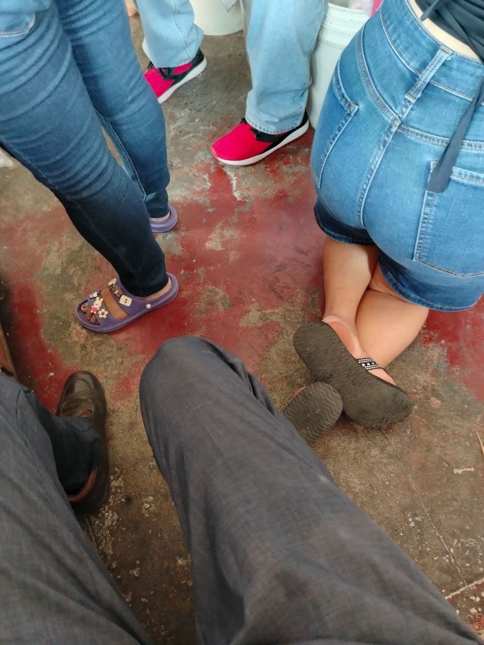 La perra traga leche de mi prima.  Masturbandome en sus pies.