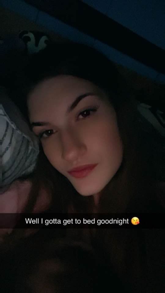 Cute babe shaking her ass for the cam