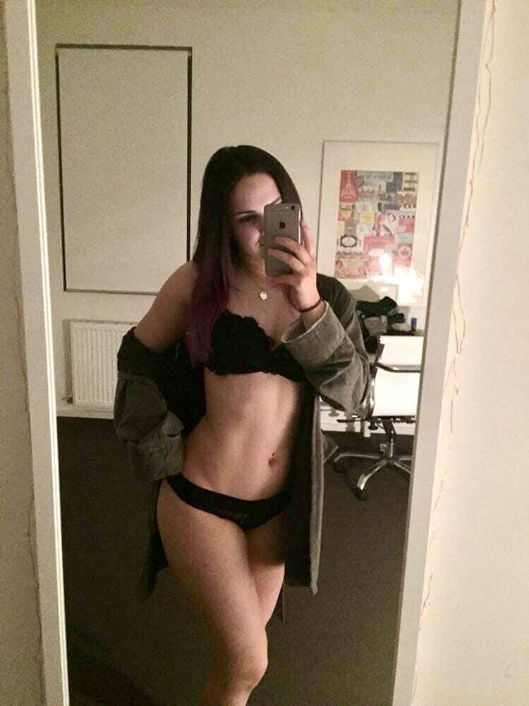 Sexy KIK slut, 21, loves showing her sexy body