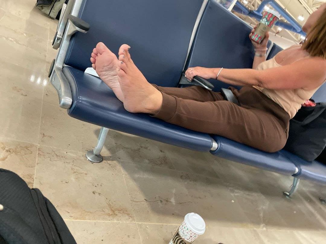 Public barefoot Creeping