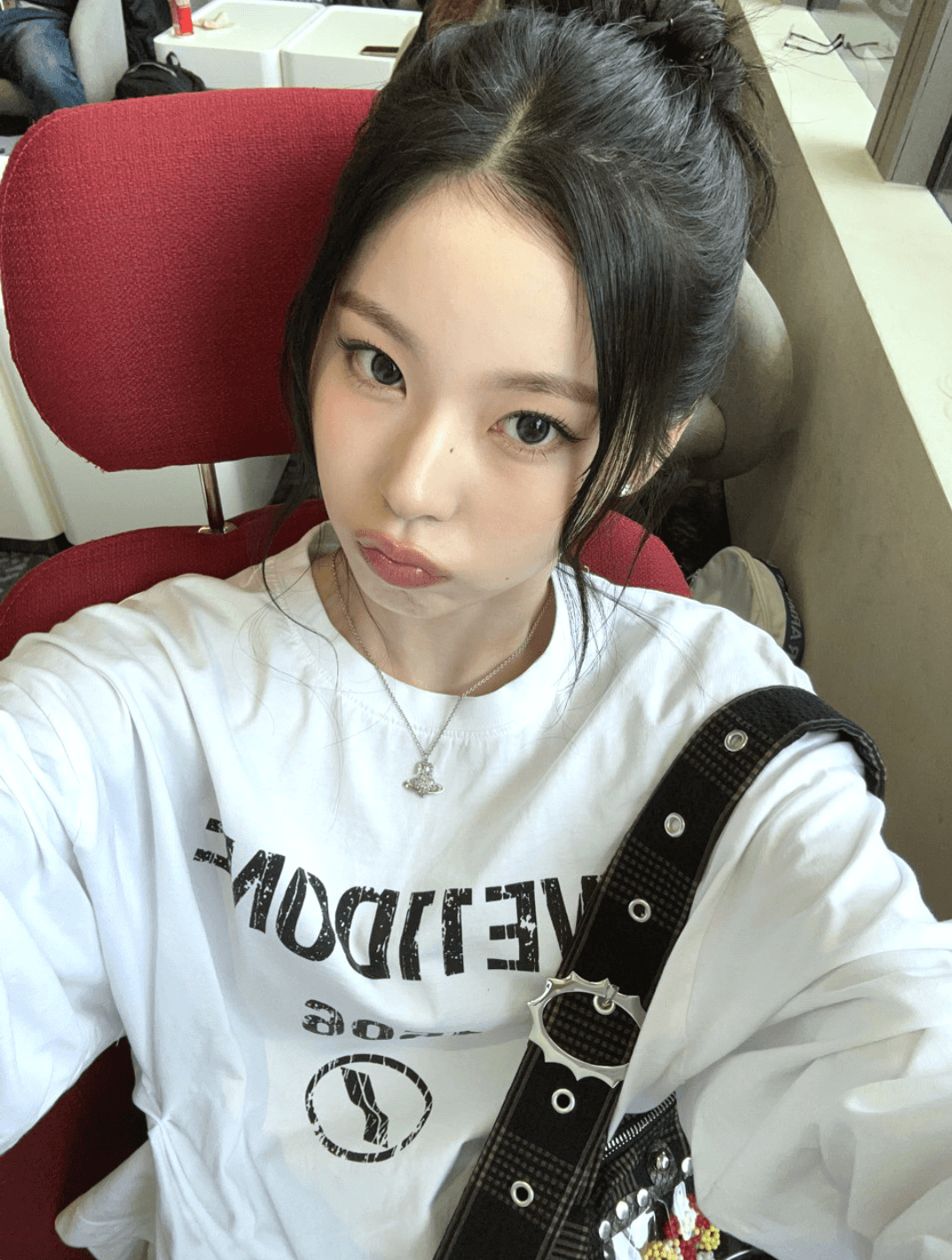 Kyujin nmixx likes her fans to treat her like a slut by filling her face with cum