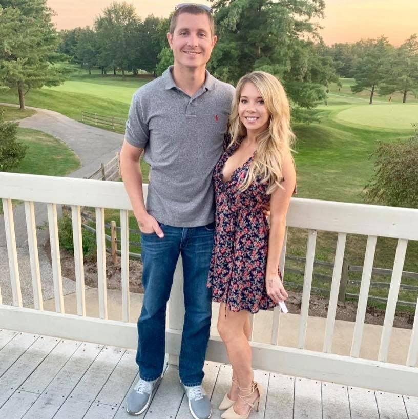 Small tits girl showing boobs at GGW