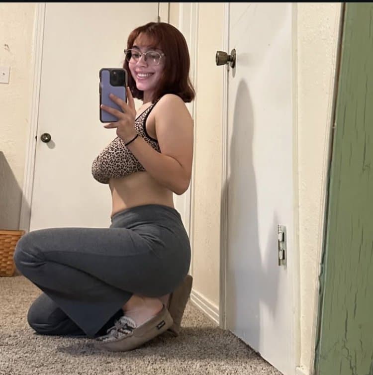 Salpicaría toda mi leche de ver como ya le cuelgan las enormes tetas a mi prima Sara