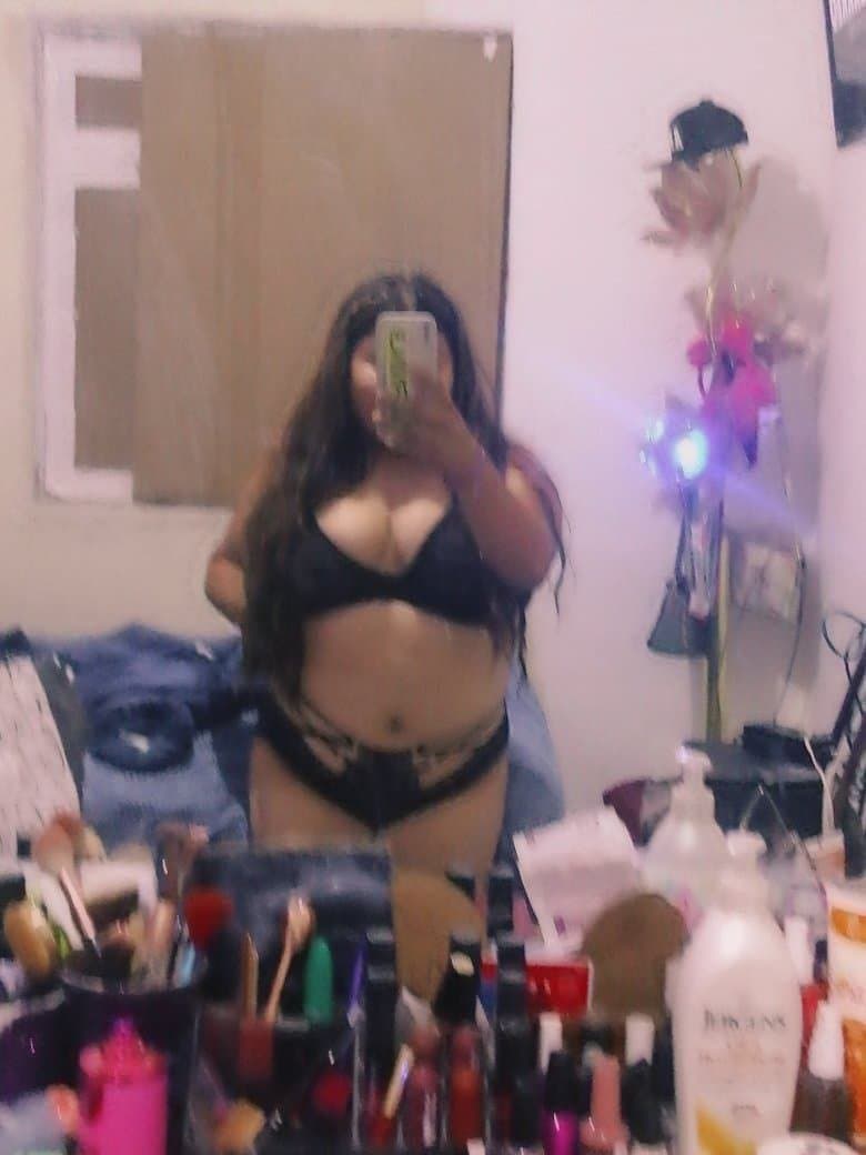 Norma y Sofía madre e hija putas de 34 y 19 años, a las dos perras les encanta la verga